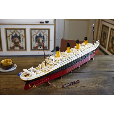 LEGO ICONS Titanic